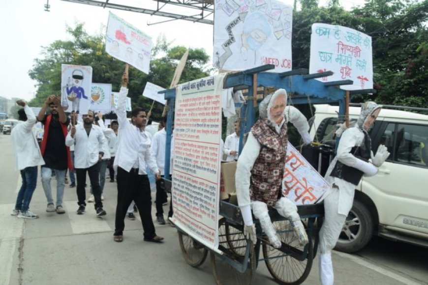 आयुर्वेद छात्रों ने पीएम सीएम का पुतला ठेले में बैठाकर घुमाया