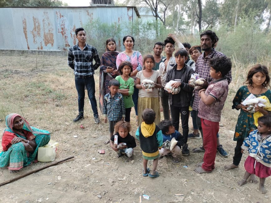 गरीब बच्चो के बीच दीपावली की खुशियां बांटने पहुंचे बेनिसन हेल्पिंग सोशल वेलफेयर सोसायटी के पदाधिकारी